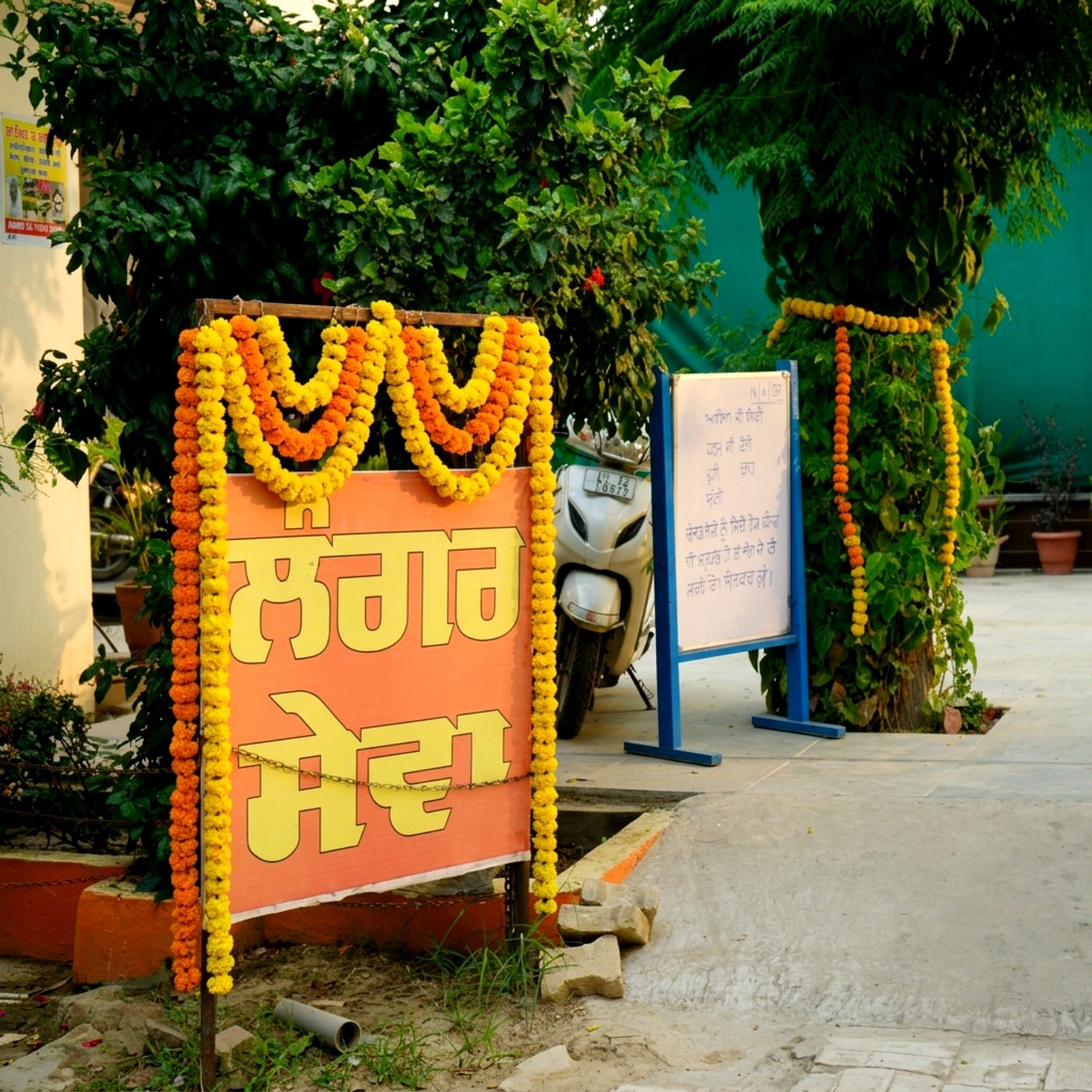 ਲੰਗਰ ਸੇਵਾ sign welcoming visitors at the entrance of the Pannu Vaid community kitchen